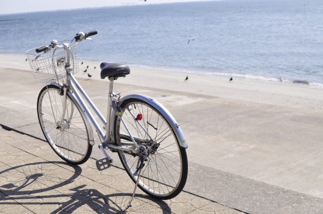 海岸そばに置かれたクロスバイクの写真｜通勤や1km程度の移動に適したシンプルな自転車
